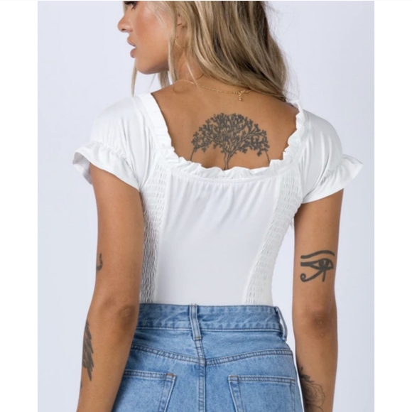 Princess Polly 2 NWT White Ruffled Eyelet Tie Neck Short Cap Sleeve Bodysuit - Picture 4 of 4